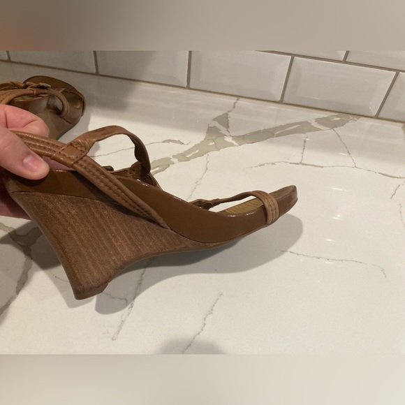 Women Kenneth Cole reaction brown tan wedge leather sandal shoe heel cork 7.5 - Picture 11 of 16